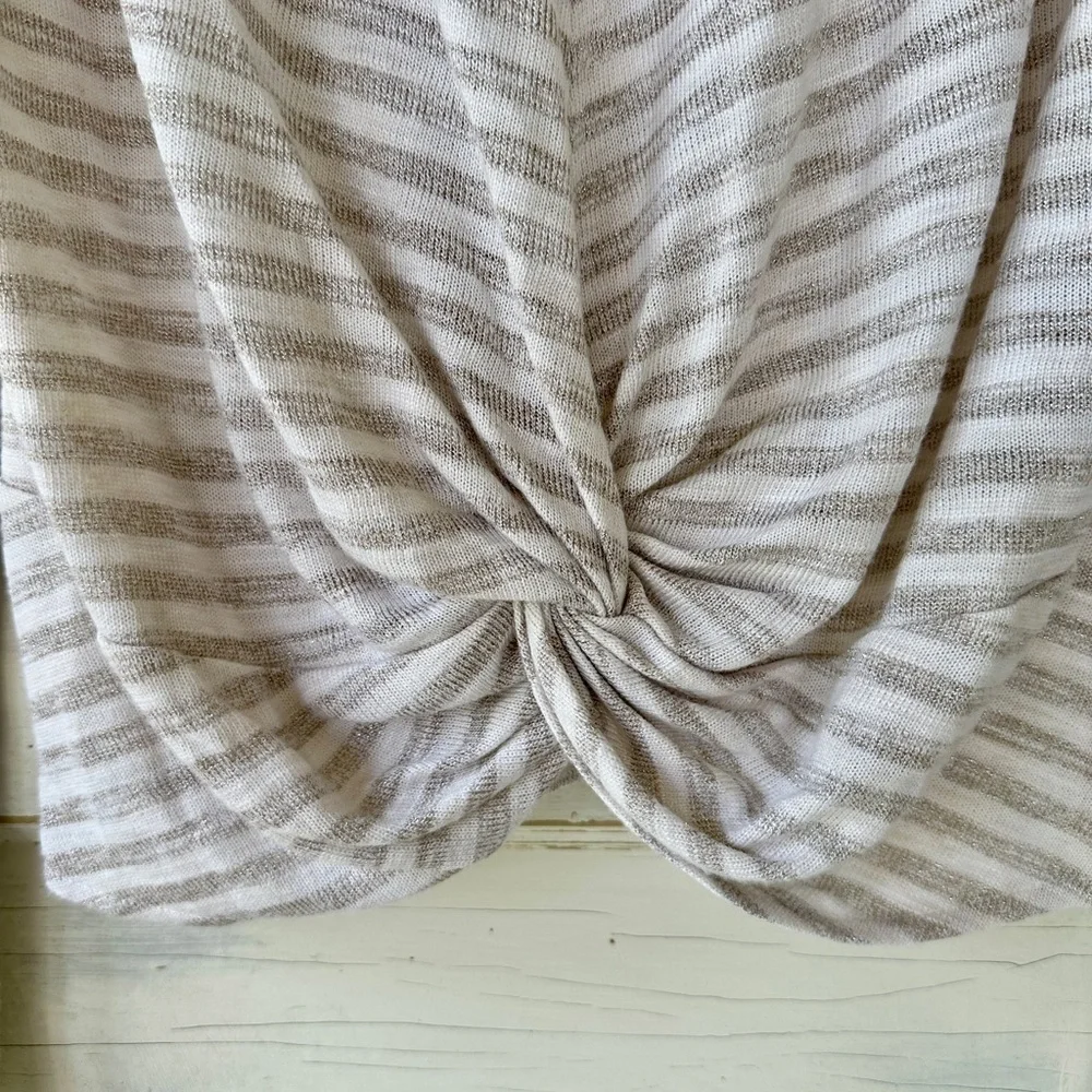 SANCTUARY, WOMENS, LIGHTWEIGHT, LONG SLEEVE TOP WITH DRAPE FRONT. SIZE XS - Picture 3 of 7